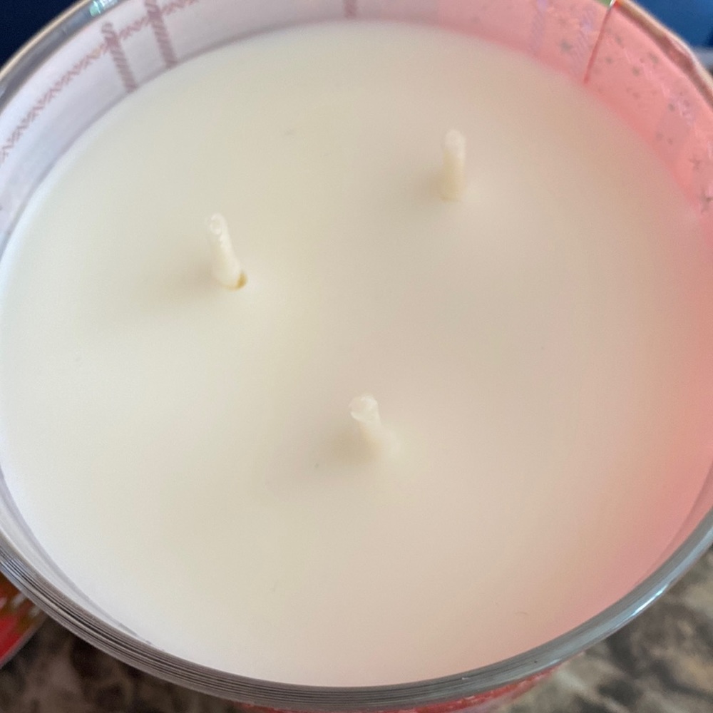 Bath & Body Works 3-Wick candles - Picture 7 of 7